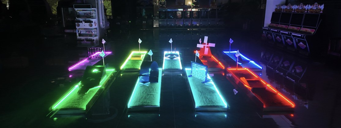 Vore minigolf baner er alle med indbygget led lys og kan også bruges som aften & natte golf
*